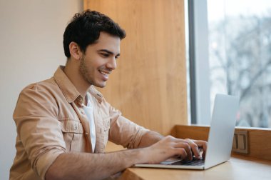 Evden çalışan bağımsız bir Hintli. Başarılı Asyalı iş adamı dizüstü bilgisayar kullanıyor, klavyede daktilo kullanıyor, eğitim kurslarını izliyor, ofiste planlama yapıyor. 
