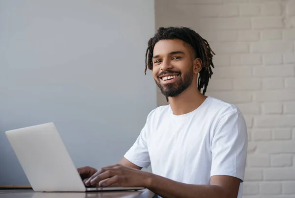 Freelancer Afro Americano Trabalhando Casa Retrato Programador Bem Sucedido Novo — Fotografia de Stock