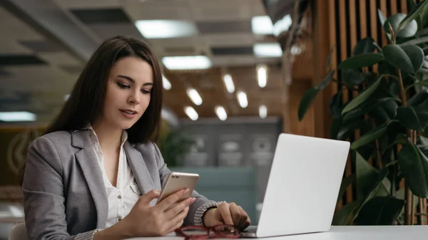 Portrét Zamyšleného Projektu Vzdáleného Pracovníka Businesswoman Pomocí Mobilního Telefonu Notebooku — Stock fotografie