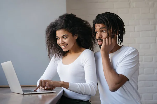 Emocional Casal Afro Americano Compras Line Usando Computador Portátil Amigos — Fotografia de Stock