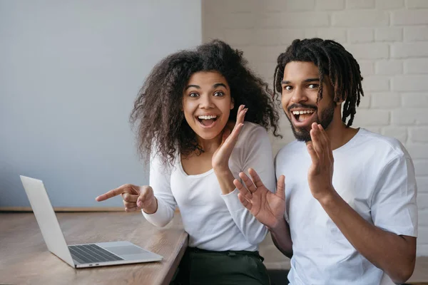 Feliz Casal Africano Americano Compras Line Usando Computador Portátil Amigos — Fotografia de Stock