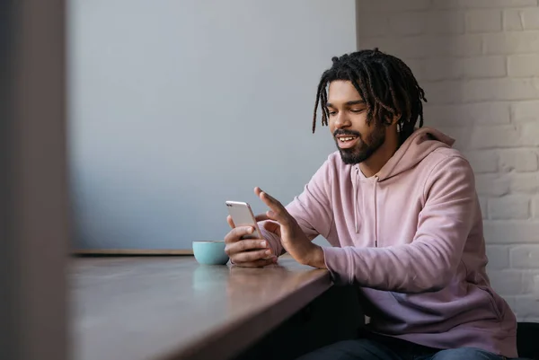 Homem Afro Americano Feliz Com Dreadlocks Elegantes Segurando Telefone Celular — Fotografia de Stock