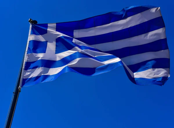 青と風の強い空のギリシャの旗 — ストック写真