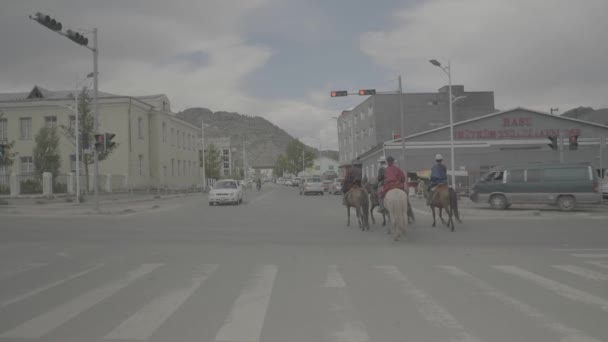 Cavaleiros Cruzando Uma Estrada Com Tráfego Uma Cidade Mongólia — Vídeo de Stock