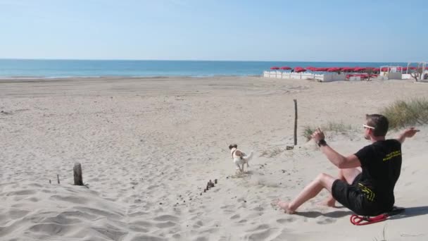 Homem Brincando Com Seu Cão Uma Praia Areia Sete França — Vídeo de Stock