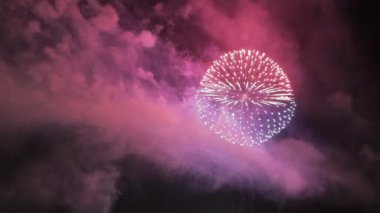 En güzel havai fişek gösterisi Yeni yıl kutlaması Nagaoka Hanabi Japonya 
