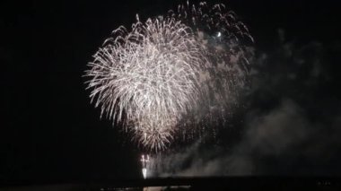 En güzel havai fişek gösterisi Yeni yıl kutlaması Nagaoka Hanabi Japonya 
