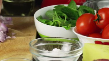 Şef soğan doğruyor. Aşçı elleri daha fazla pişirmek için çiğ soğan kesiyor. 