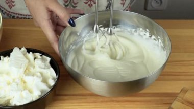 çırpılmış çırpılmış yumurta beyazı ve şeker cam kasede çırpılmış çiğ yumurta çırpılmış çırpılmış çiğ yumurta çırpılmış çırpılmış çırpılmış yumurta kırbaç kırbaç için evde yumurta beyazı tatlı yapar 