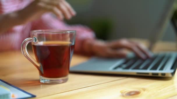 Una Ragazza Sta Bevendo Mentre Lavora Seduto Tavolo Una Tazza — Video Stock