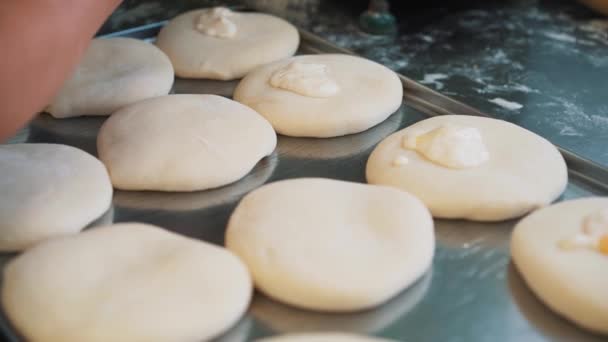 Panadero Prepara Panes Pasteles Frescos — Vídeos de Stock