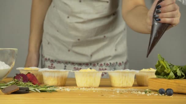 Aggiungere Cupcake Ripieni Con Panna Ripieno — Video Stock