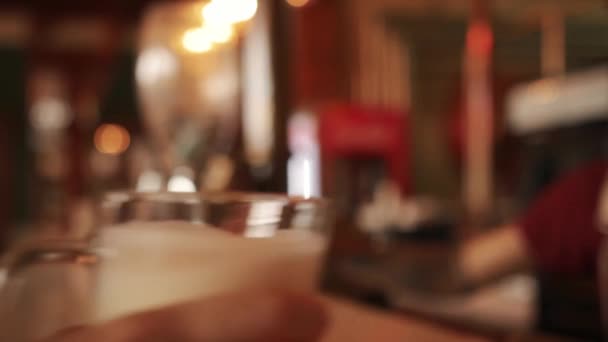 Bière Verse Dans Verre Incliné Lumière Stout Bière Non Filtrée — Video