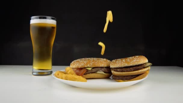 ハンバーガーがテーブルの上の空気中に浮遊 — ストック動画