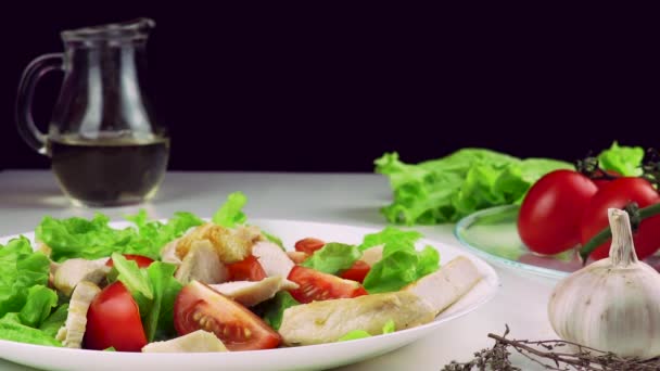 Bucătar Salată Caesar Adaugă Crutoane Într Salată — Videoclip de stoc