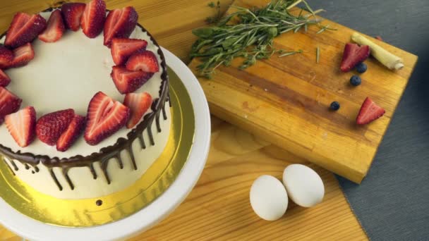 厨师餐桌上草莓蛋糕 — 图库视频影像