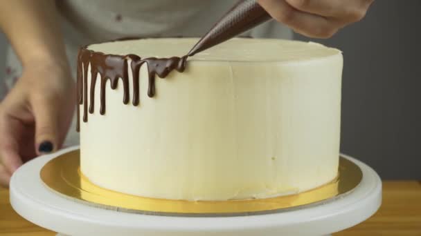 Chef Squeezes Cream Chocolate Icing Cake White Cake Covered Chocolate — Stock Video