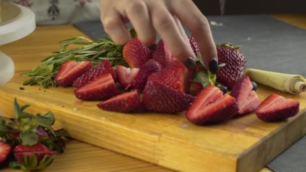 女性の手を閉じて鋭いナイフを使用して新鮮な有機イチゴの女性をスライス新鮮な有機イチゴ果物は健康的なライフスタイルの食事の手だけを食べるために — ストック動画