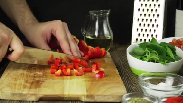 Close Chef Cortando Uma Cenoura Com Pimenta Vermelha Tábua Corte — Vídeo de Stock