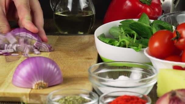 Şef Soğan Doğruyor Aşçı Elleri Daha Fazla Pişirmek Için Çiğ — Stok video