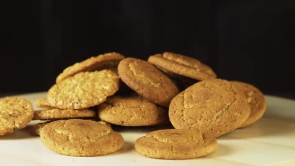 Cookies Που Πέφτουν Στο Τραπέζι Αργή Κίνηση — Αρχείο Βίντεο