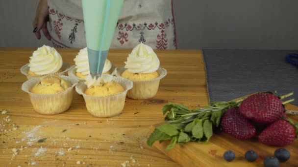 Cupcakes Kochen Sahne Auftragen — Stockvideo