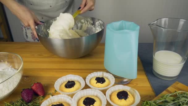 Cozinhar Cupcakes Aplicar Creme — Vídeo de Stock