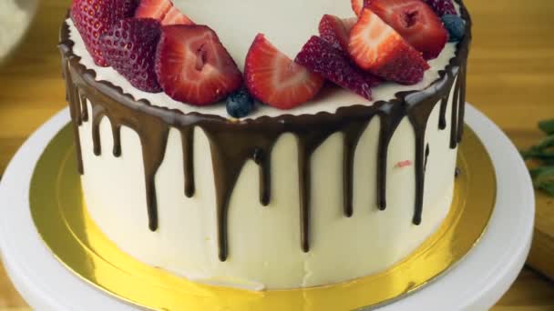 Taglio Torta Cioccolato Appiccicoso Con Fragole Fresche Bacche — Video Stock