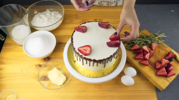 Cutting Sticky Chocolate Cake Fresh Strawberries Berries — Stock Video