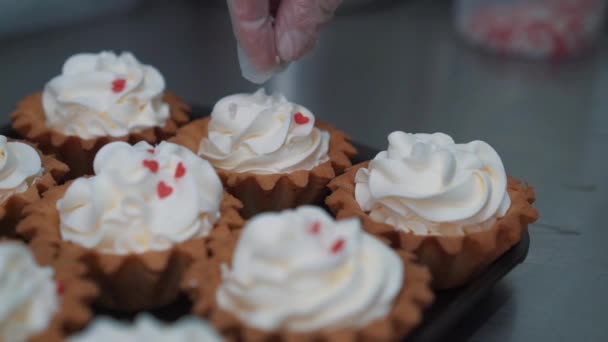 Dekorera Kopp Tårta Med Grädde Med Hjälp Matlagning Väska Konfektyr — Stockvideo