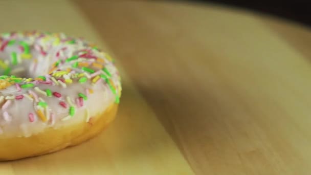 Ντόνατ Στην Περιστροφή Του Τραπεζιού — Αρχείο Βίντεο