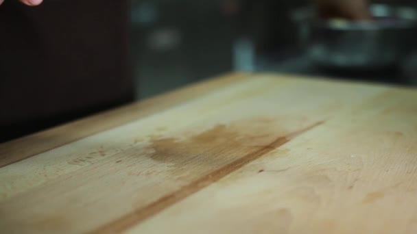 Mutfak Tezgahındaki Taze Sebzelerin Soğan Kesme Sahnesinin Hemen Üstünde Erkek — Stok video