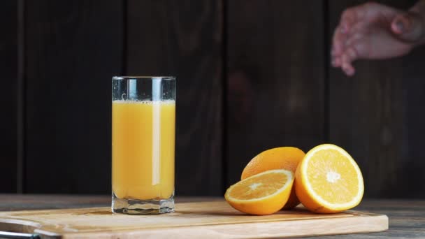 Beber Vaso Jugo Naranja Comida Escena Cinematográfica — Vídeos de Stock