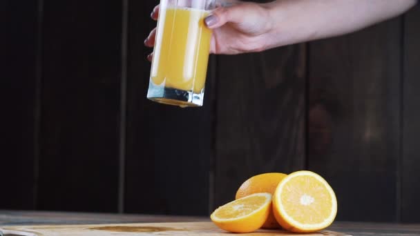 Beber Copo Suco Laranja Cena Cinematográfica Comida — Vídeo de Stock