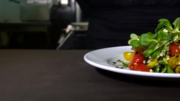 Frischer Salat Auf Dem Tisch — Stockvideo