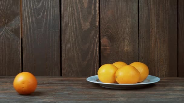 Frisch Gepresster Orangensaft Einem Glas Auf Einem Hölzernen Hintergrund Auspressen — Stockvideo