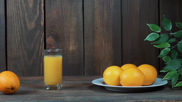 Frisch Gepresster Orangensaft Einem Glas Auf Einem Hölzernen Hintergrund Auspressen — Stockvideo