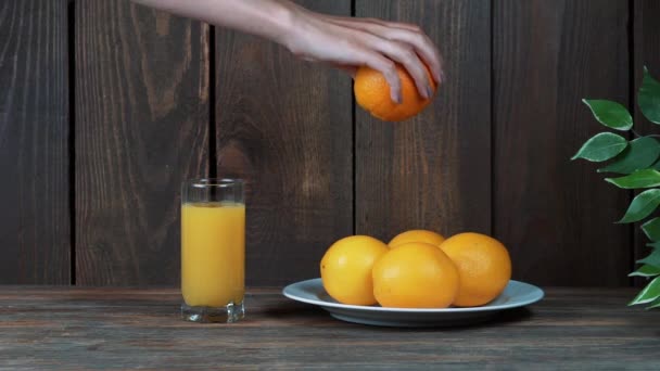 Φρεσκοστυμμένο Χυμό Πορτοκαλιού Ποτήρι Χύστε Χυμό Πορτοκαλιού Ξύλινο Φόντο — Αρχείο Βίντεο