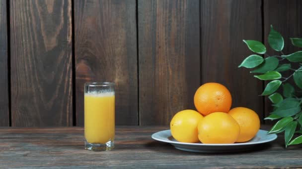 Vers Geperst Sinaasappelsap Een Glas Giet Jus Orange Een Houten — Stockvideo