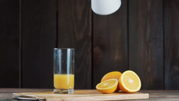 Vers Geperst Sinaasappelsap Een Glas Giet Jus Orange Een Houten — Stockvideo