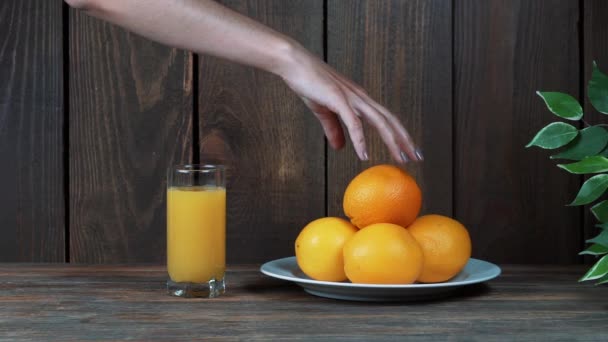 Świeżo Wyciskany Sok Pomarańczowy Szklance Wycisnąć Sok Pomarańczowy Drewnianym Tle — Wideo stockowe