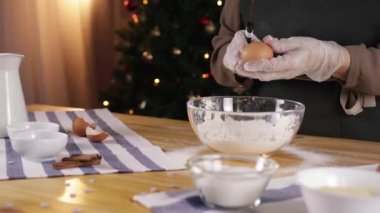 Kız Gingerbread çerezleri Noel için hazırlanıyor 