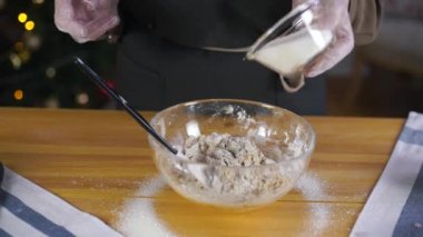 Kız Gingerbread çerezleri Noel için hazırlanıyor 