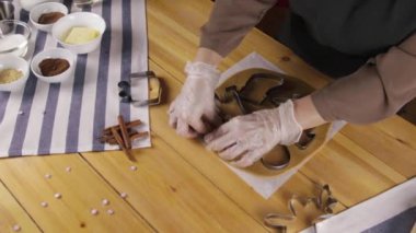 Kız Gingerbread çerezleri Noel için hazırlanıyor 