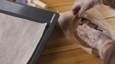 Kız Gingerbread çerezleri Noel için hazırlanıyor 