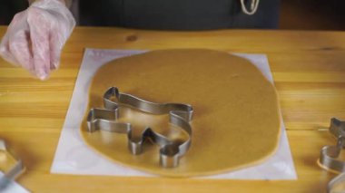 Kız Gingerbread çerezleri Noel için hazırlanıyor 