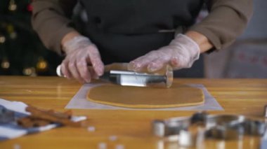 Kız Gingerbread çerezleri Noel için hazırlanıyor 