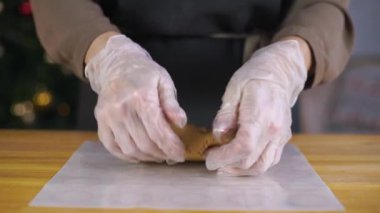 Kız Gingerbread çerezleri Noel için hazırlanıyor 