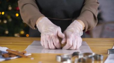 Kız Gingerbread çerezleri Noel için hazırlanıyor 
