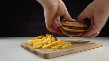 Erkek yerler bir iştah kapatan burger yüksek kolesterol ve doymuş yağ aşağı 